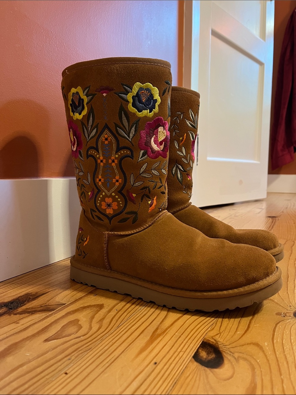 UGG Juliette Floral Embroidered Sheepskin Boots Chestnut Women’s Size 9